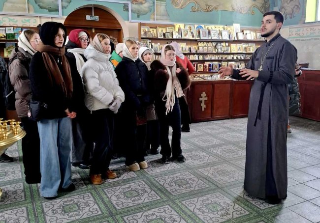 Экскурсию ведёт иерей Георгий Чичов