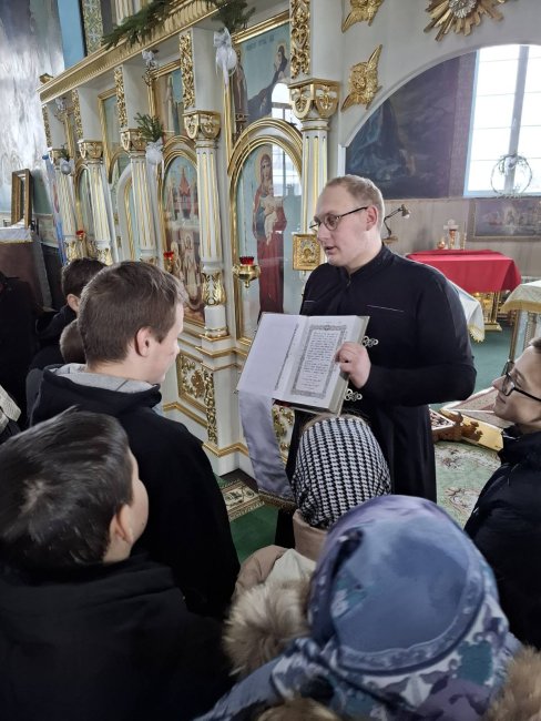 Экскурсию ведёт диакон Андрей Соколовский 