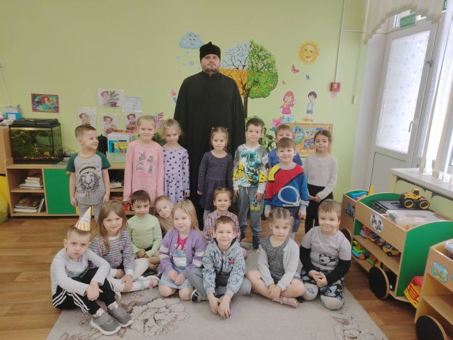 Диакон Михаил Шмидов с воспитанниками детского сада
