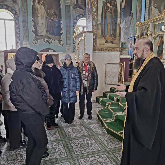 Экскурсию ведёт иерей Павел Кулиш