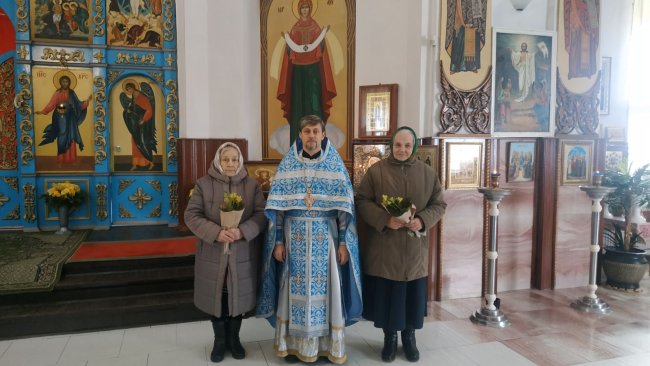 Протоиерей Евгений Межуев с труженицами храма