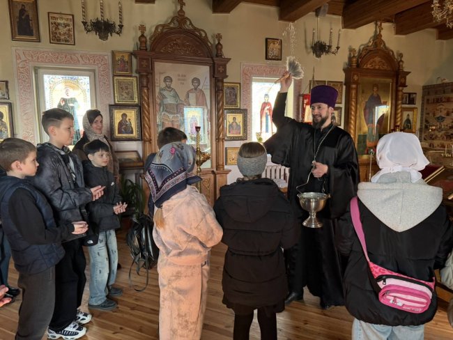 Экскурсию ведёт иерей Сергий Плетежов