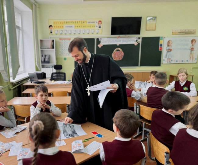 Иерей Дионисий Нездвецкий на тематическом занятии