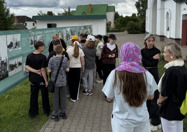 Экскурсию ведёт иерей Павел Кулиш