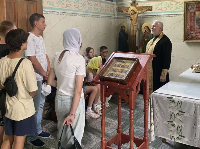 Экскурсию ведёт протоиерей Павел Бондарчук